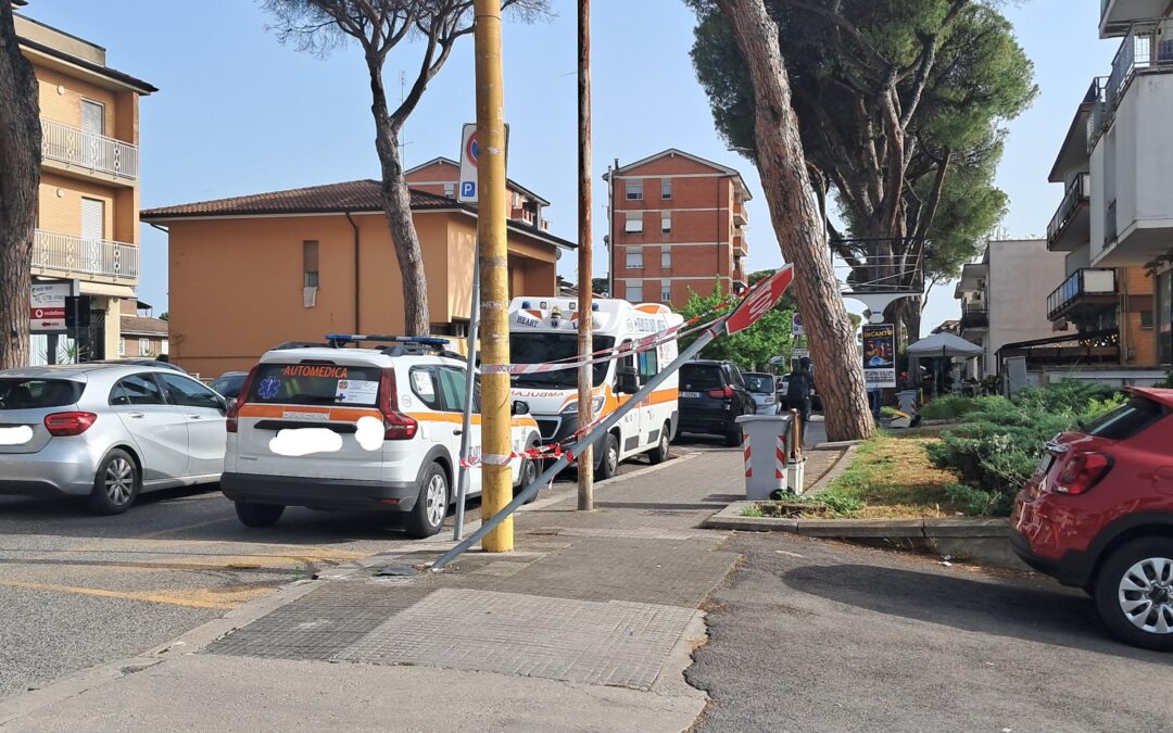 Latina Scalo: automobilista abbatte un segnale stradale in via della stazione