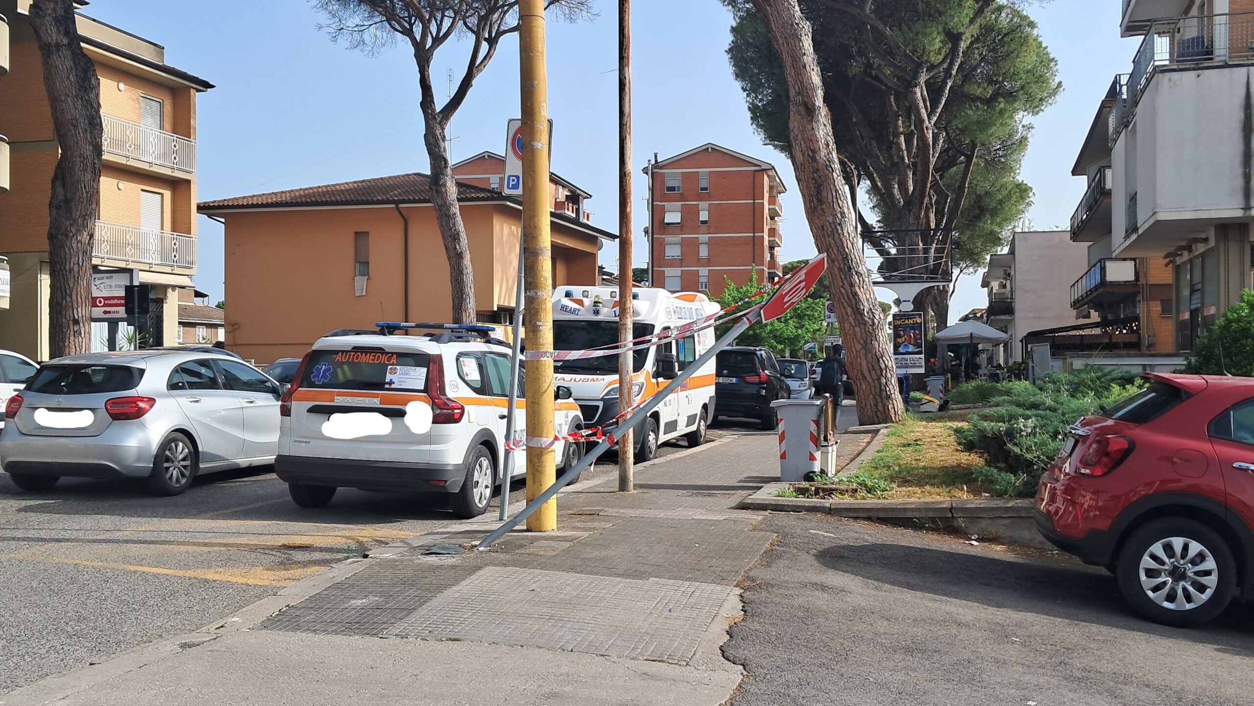 Latinascalo.org -Latina Scalo automobilista abbatte un segnale stradale in via della stazione