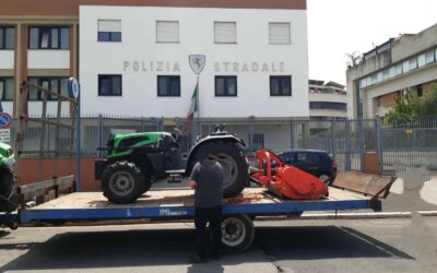 Sfalcia su strada Piccarello, ma rischia di finire nel fossato: non aveva la patente | Radioluna