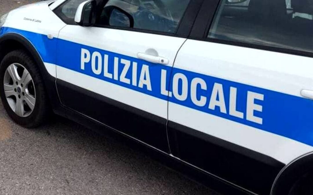 Senzatetto allontanati e rimossi i giacigli, l’azione della polizia locale in città | Latinatoday