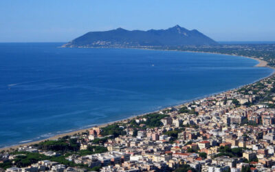 Posto “prenotato” sulla spiaggia: sequestrati ombrelloni e sdraio, cittadini multati | Latinatoday