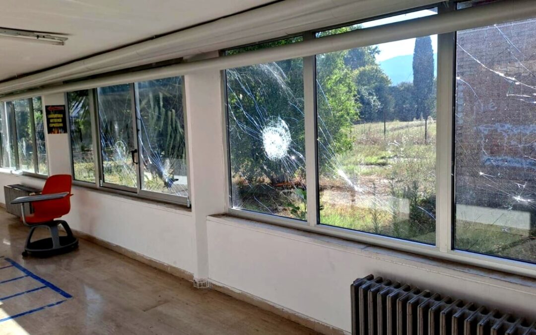 Vandali a scuola: alla Manuzio vetrate infrante, estintori svuotati e aule imbrattate | Latinatoday