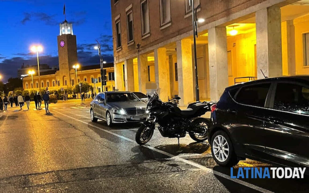 Parcheggiano le auto in via Diaz ignorando la chiusura del centro | Latinatoday