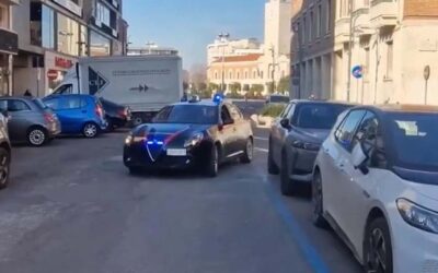 In pieno centro ruba la borsa a una donna e scappa: la fuga bloccata dai carabinieri | Latinatoday