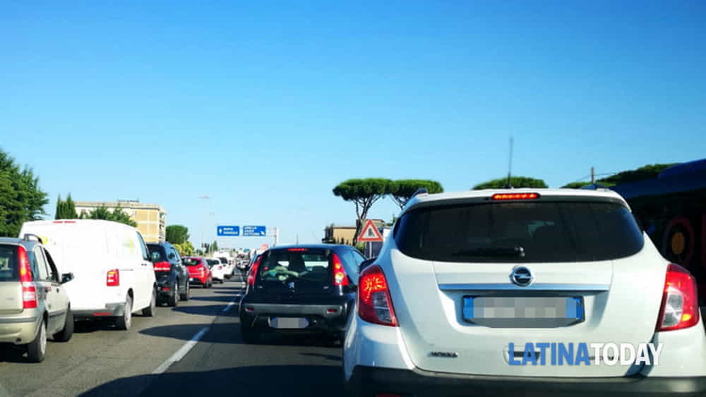 Incidente sulla Pontina, a scontrarsi quattro auto. Strada chiusa e chilometri di code | Latinatoday