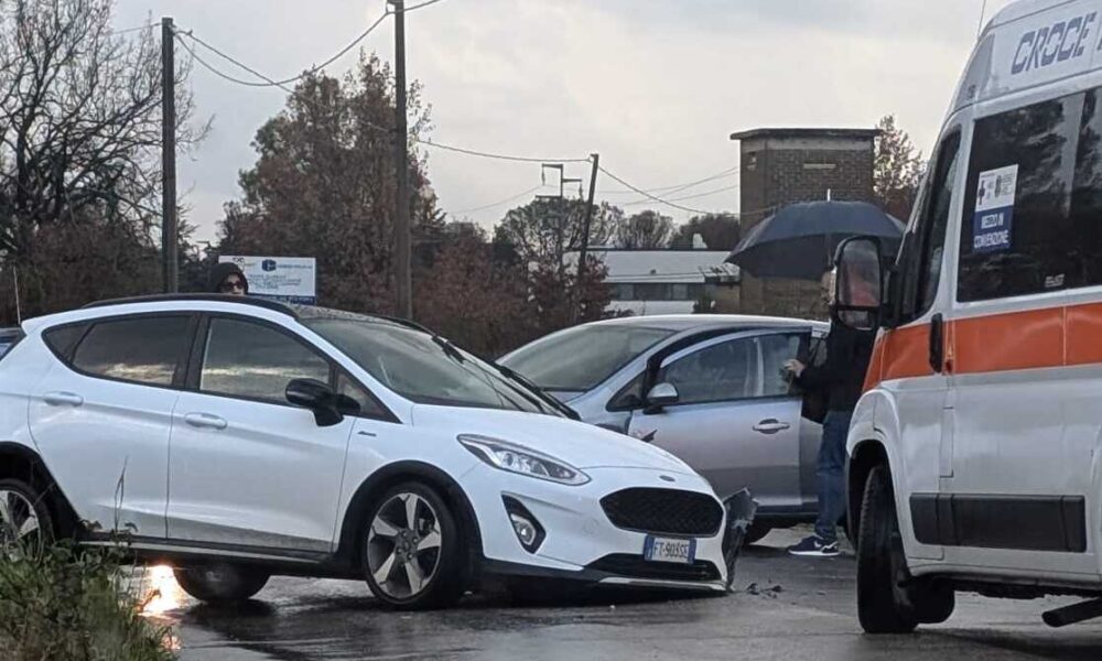 LatinaScalo.org - Grave Incidente a Latina Scalo Scontro tra Due Auto in Via Carrara Blocca il Traffico