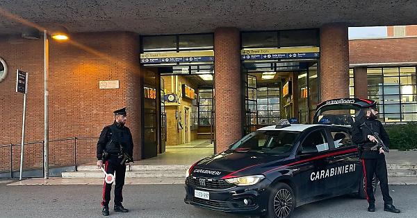 Dramma a Latina Scalo: uomo tenta il suicidio sui binari e aggredisce infermieri al Goretti